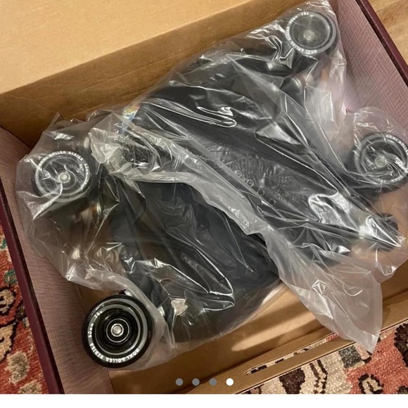 BRAND NEW NEVER WORN black moxi lolly skates size 8 - Picture 4 of 4